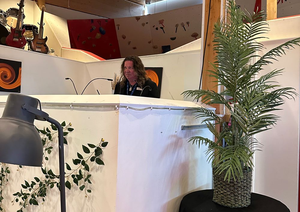 Kvinna som talar från ett podium