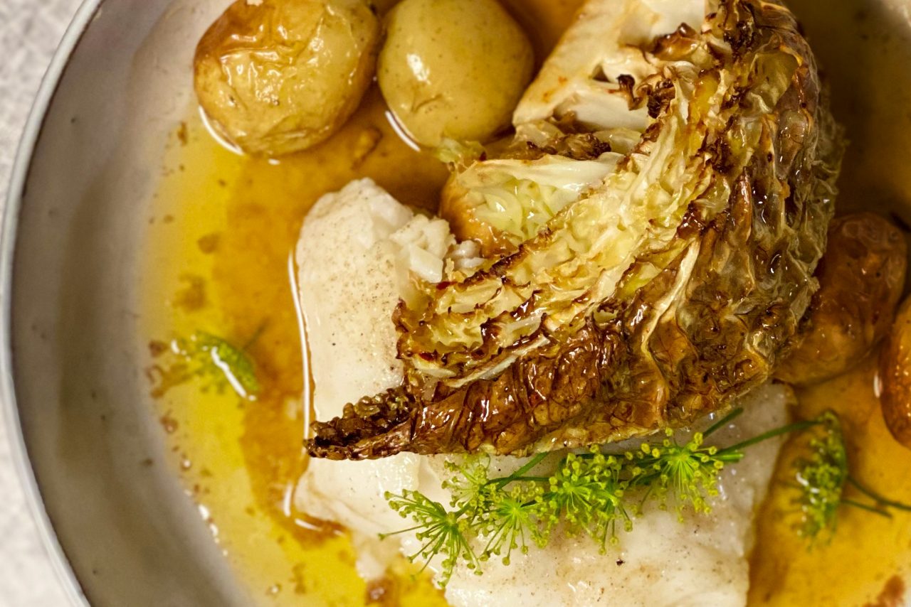 Mat på en tallrik (fisk och potatis)