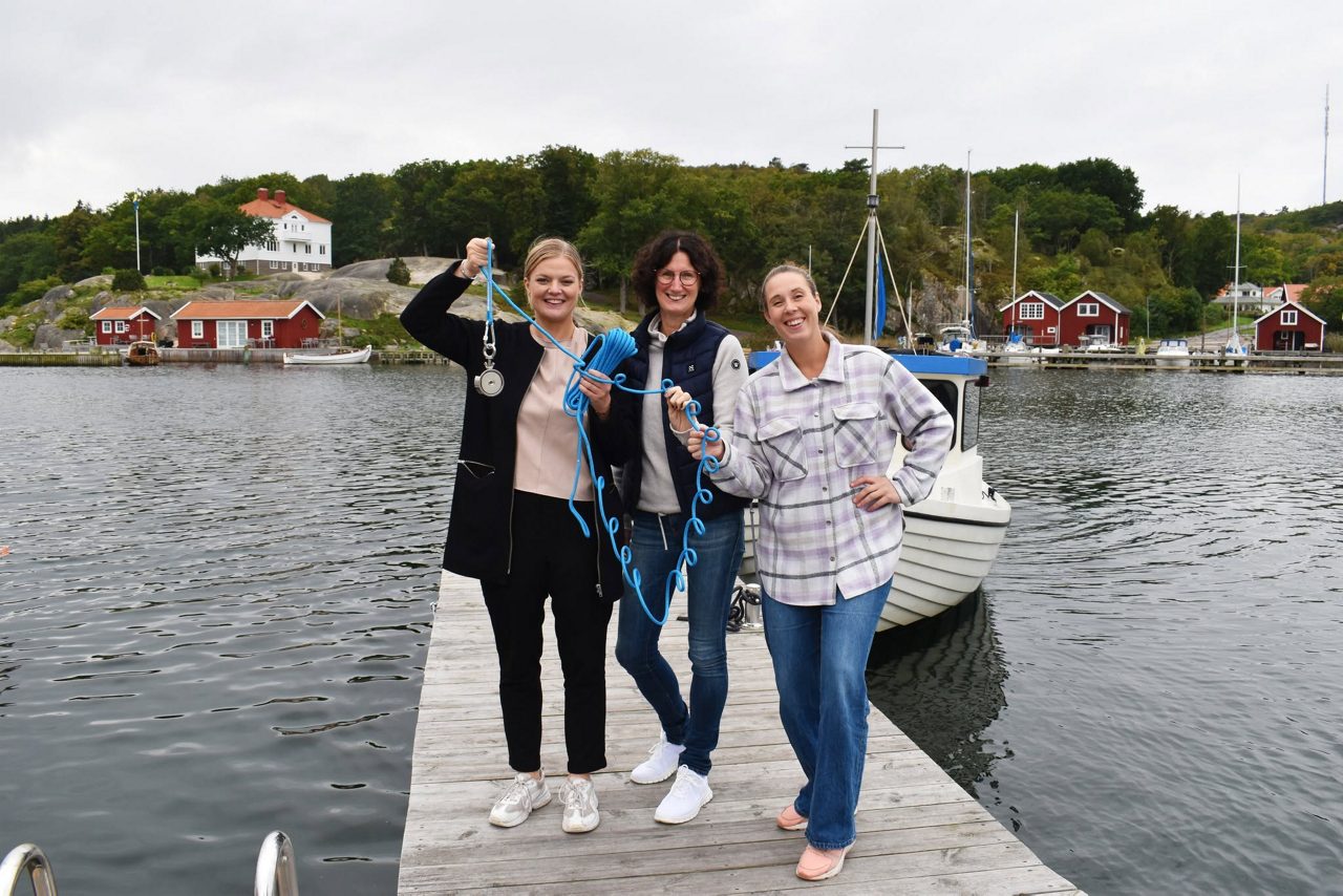 Josefin Bergman, Annika Rehn och Carolina Björk på Sparbanken Tanum med magnetfiskespö