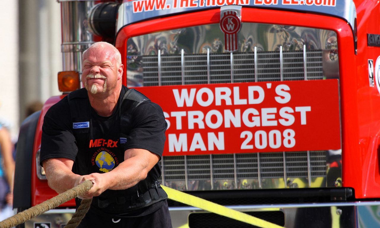 En man drar en lastbil