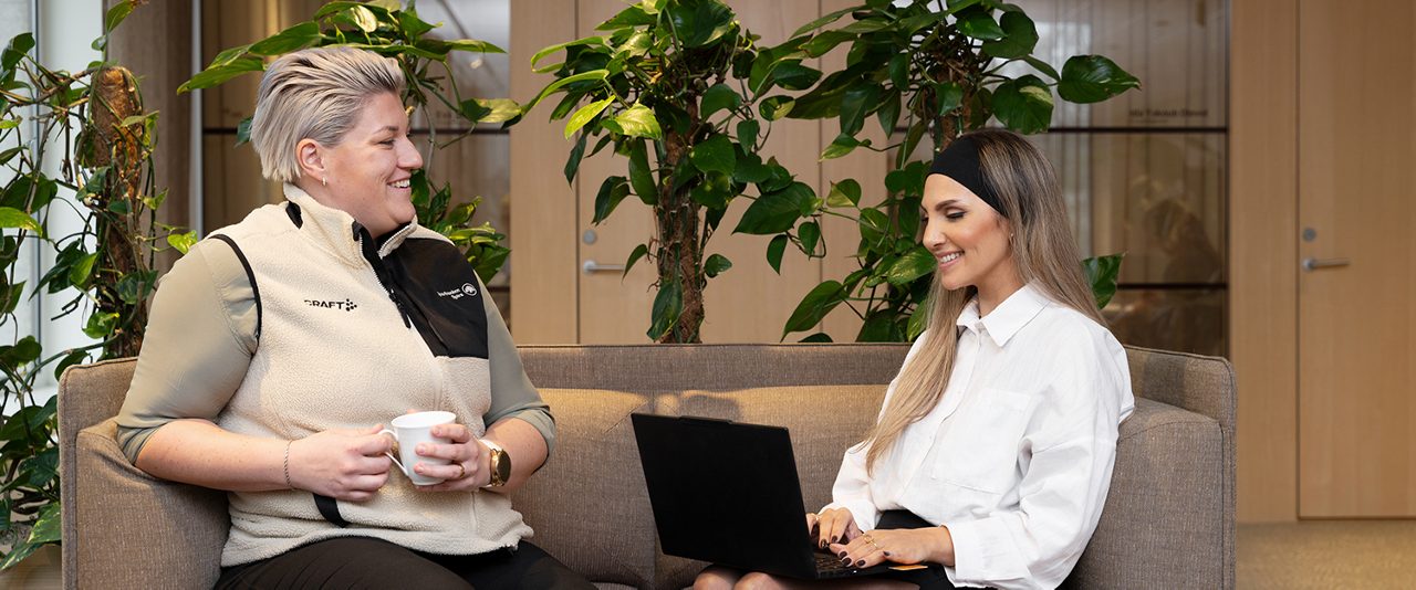 Majken och Sara sitter i soffan på kontoret i Åtvidaberg.