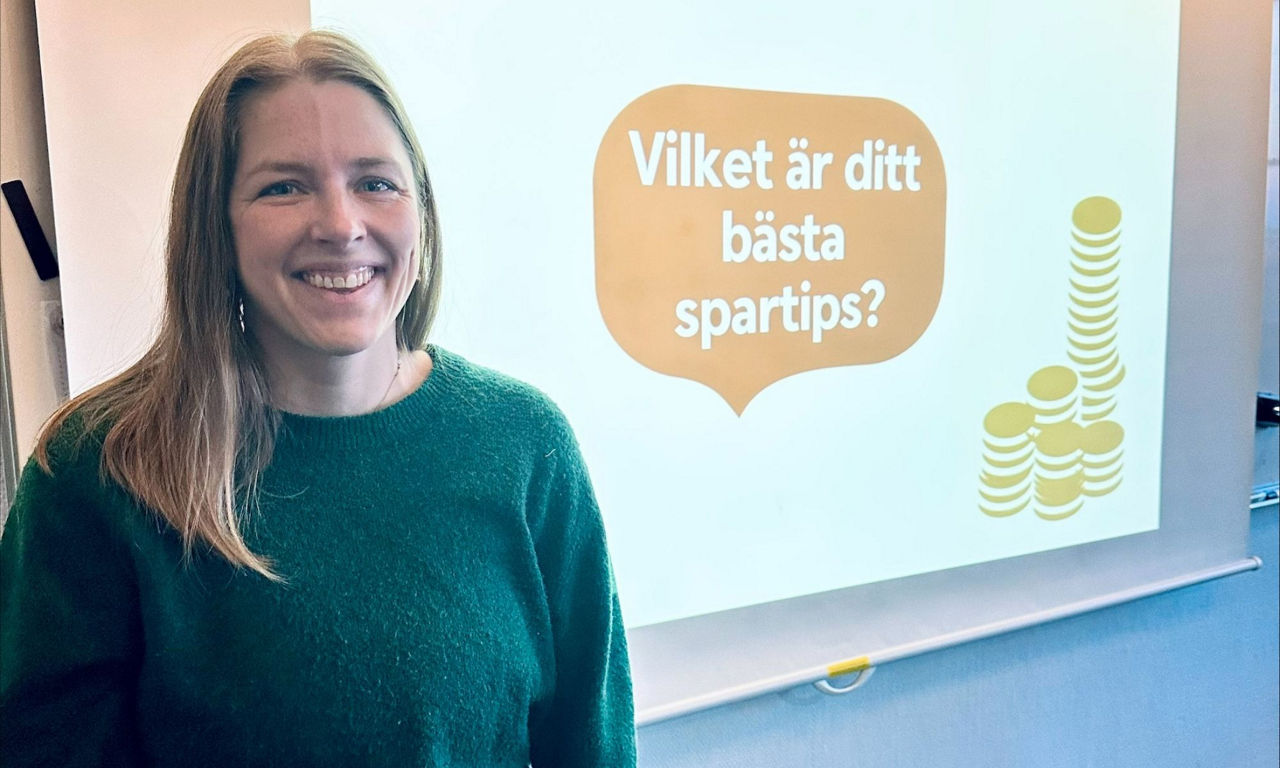 Leende kvinna står framför presentation med texten ”Vilket är ditt bästa spartips?” och illustration av myntstaplar.