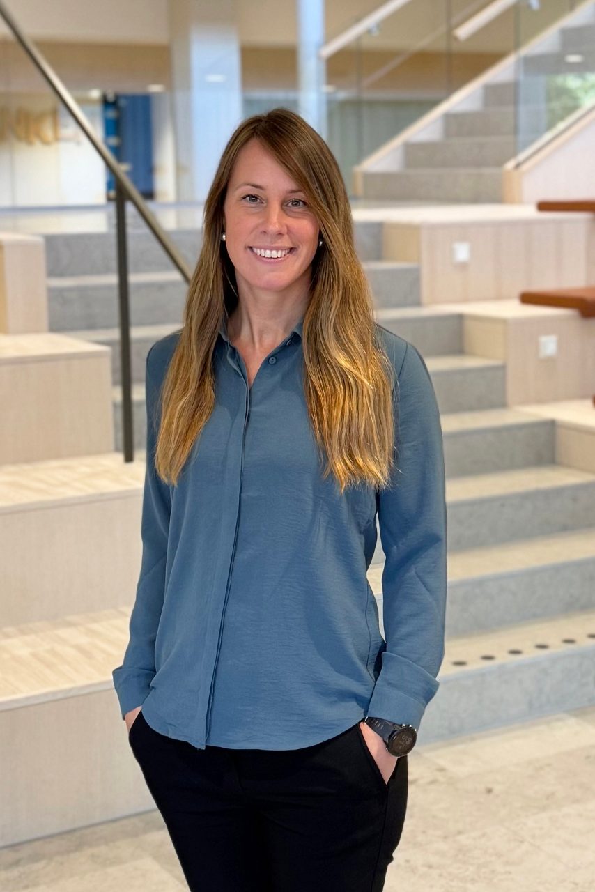 Kvinna tittar in i kameran och ler