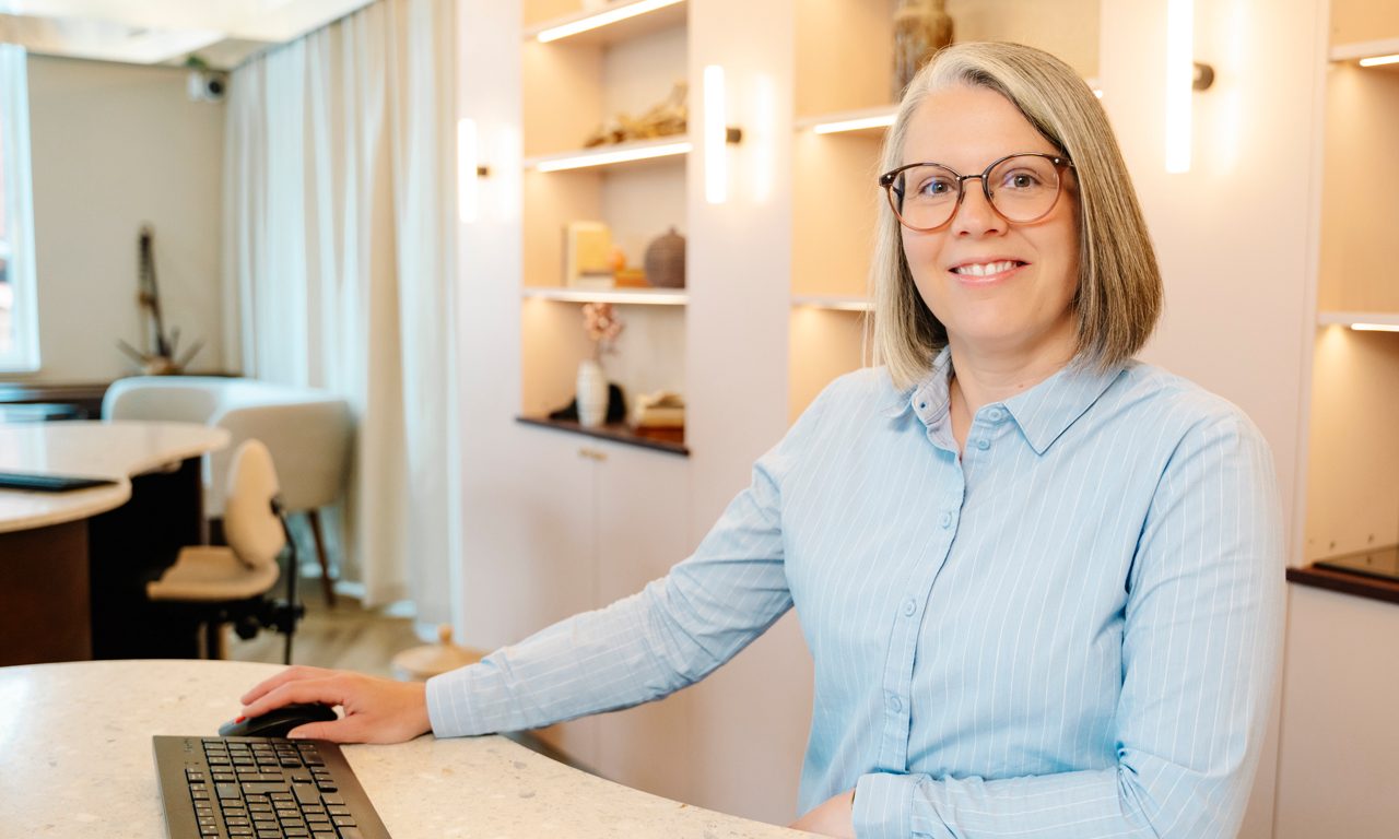 Malin står bakom disken i kundtjänst
