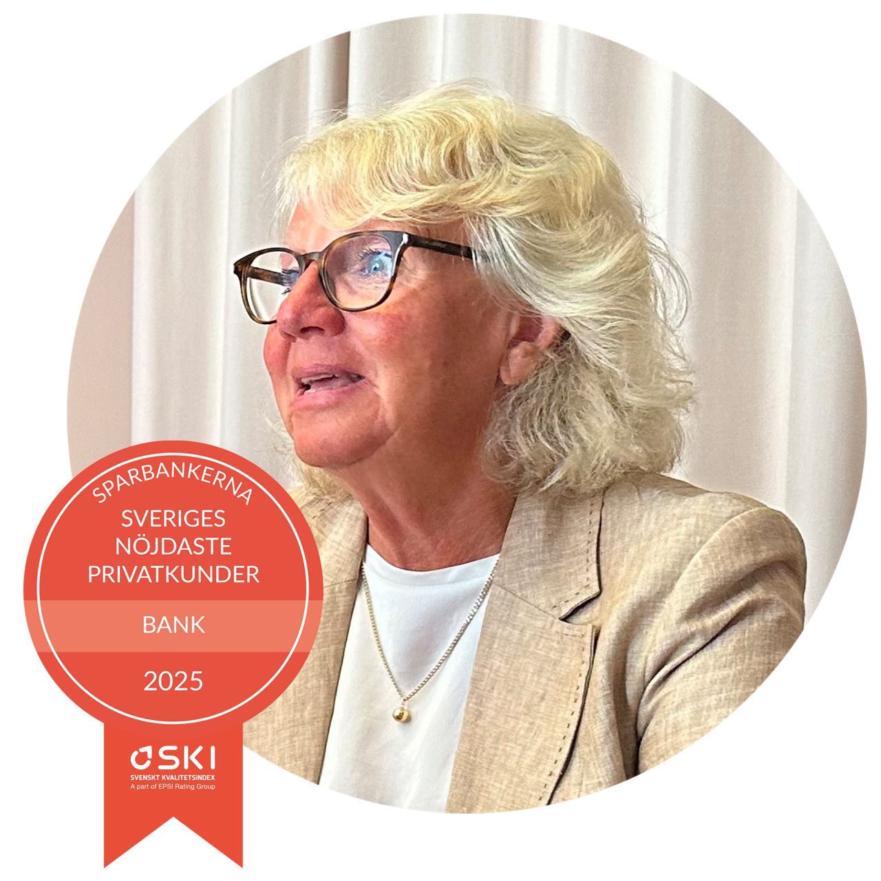 Profilbild av Marie Lindskog med diplom för att sparbankerna har Sveriges nöjdaste privatkunder