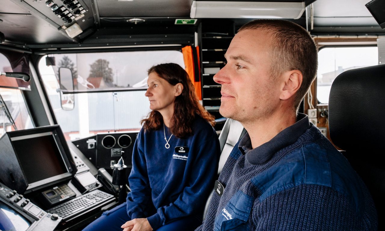 Hampus och Marlene sitter i hytten och blickar ut över havet