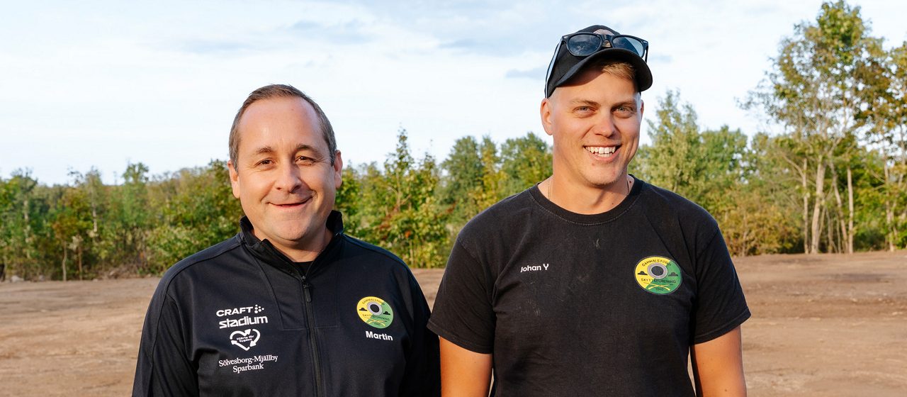 Martin och Johan framför planen där den nya hallen ska byggas