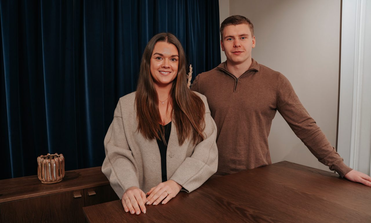 Matilda och Loke, två medarbetare på banken ler mot kameran.