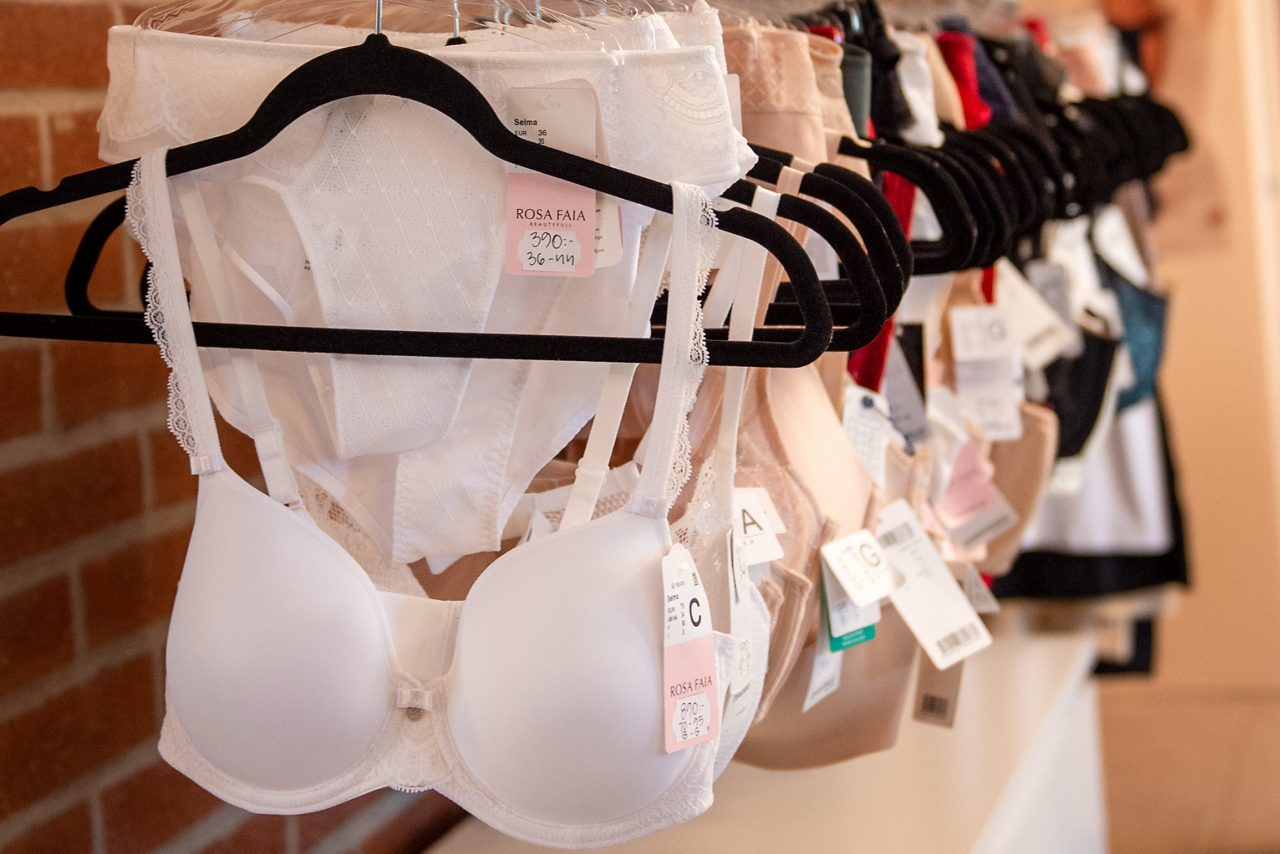 bh:ar hängandes i butik