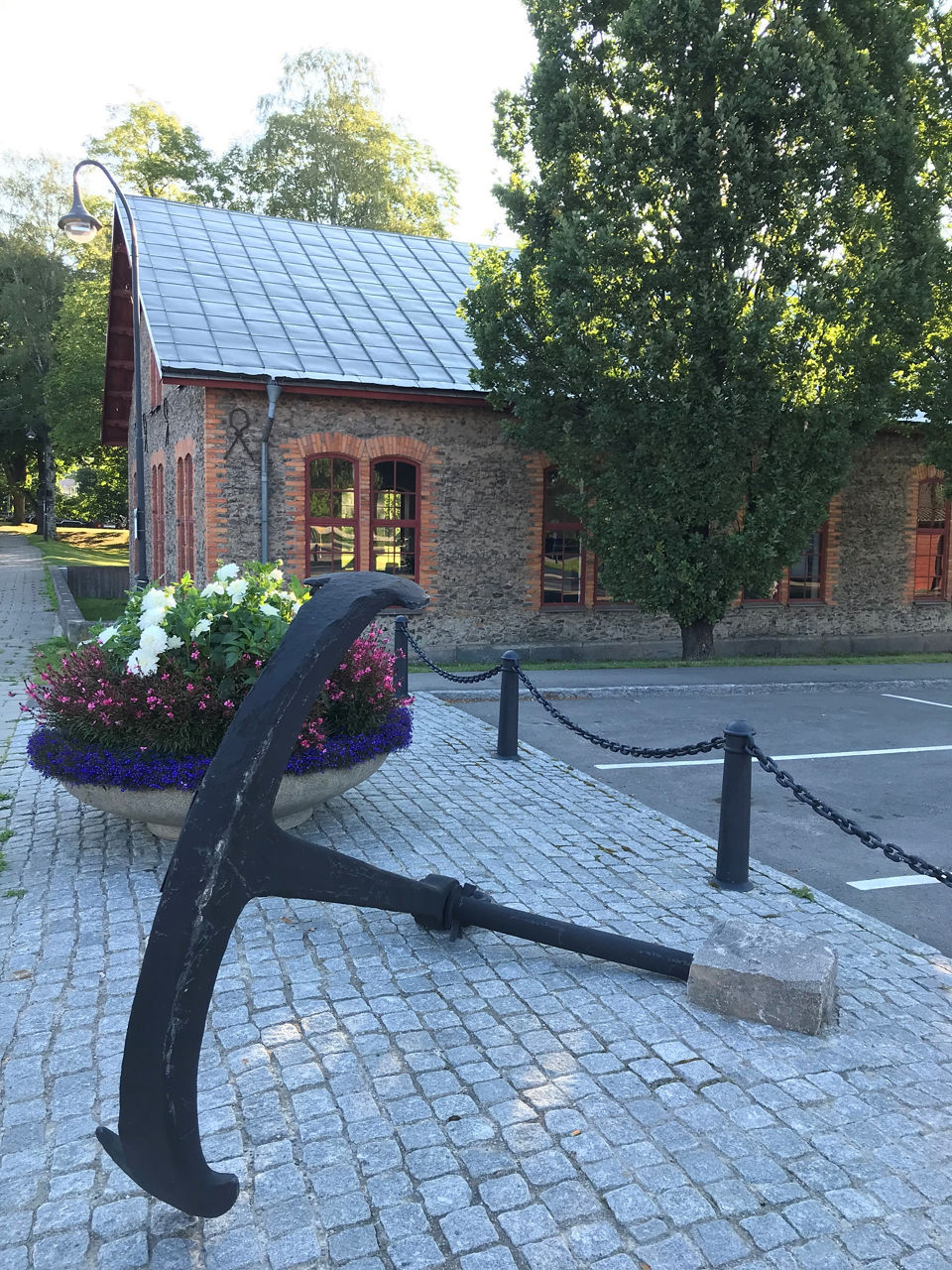 Konsthallen Meken i Smedjebacken. Framför står blommor och ett ankare.