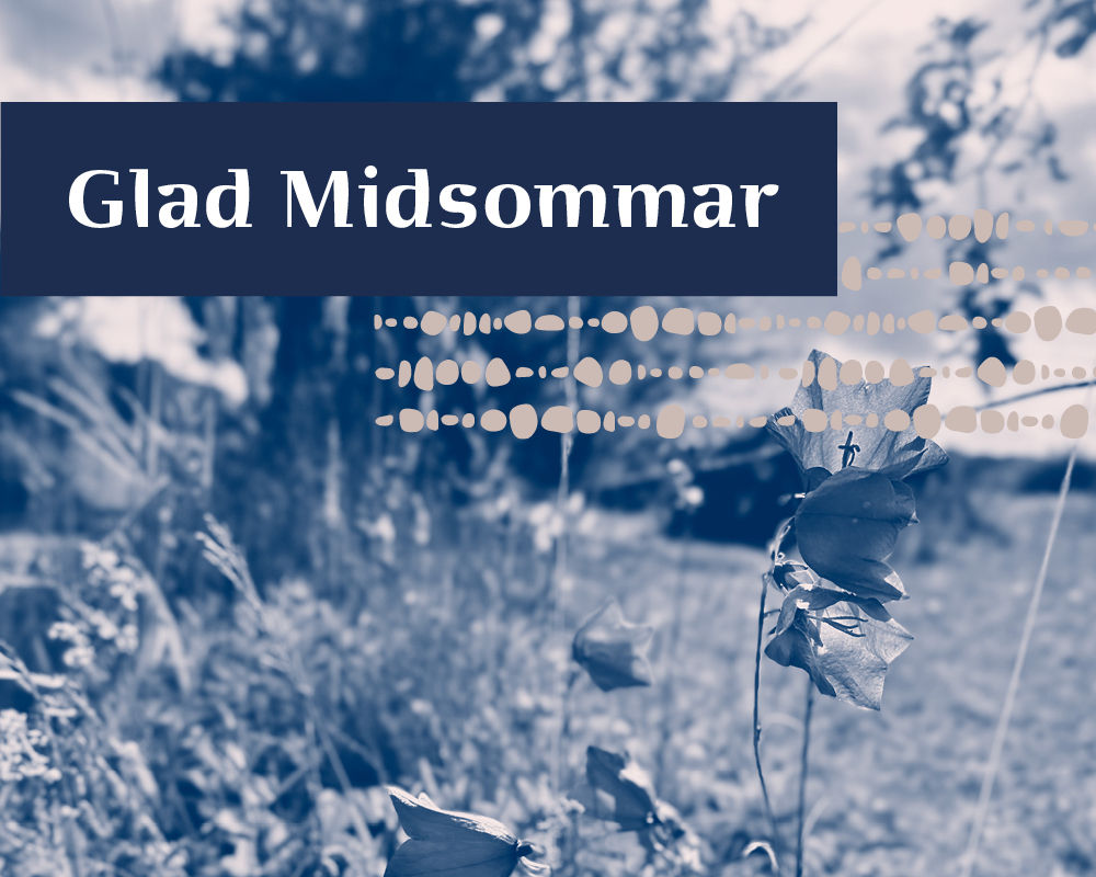 Närbild på en blåklocka i vägkanten med texten Glad midsommar