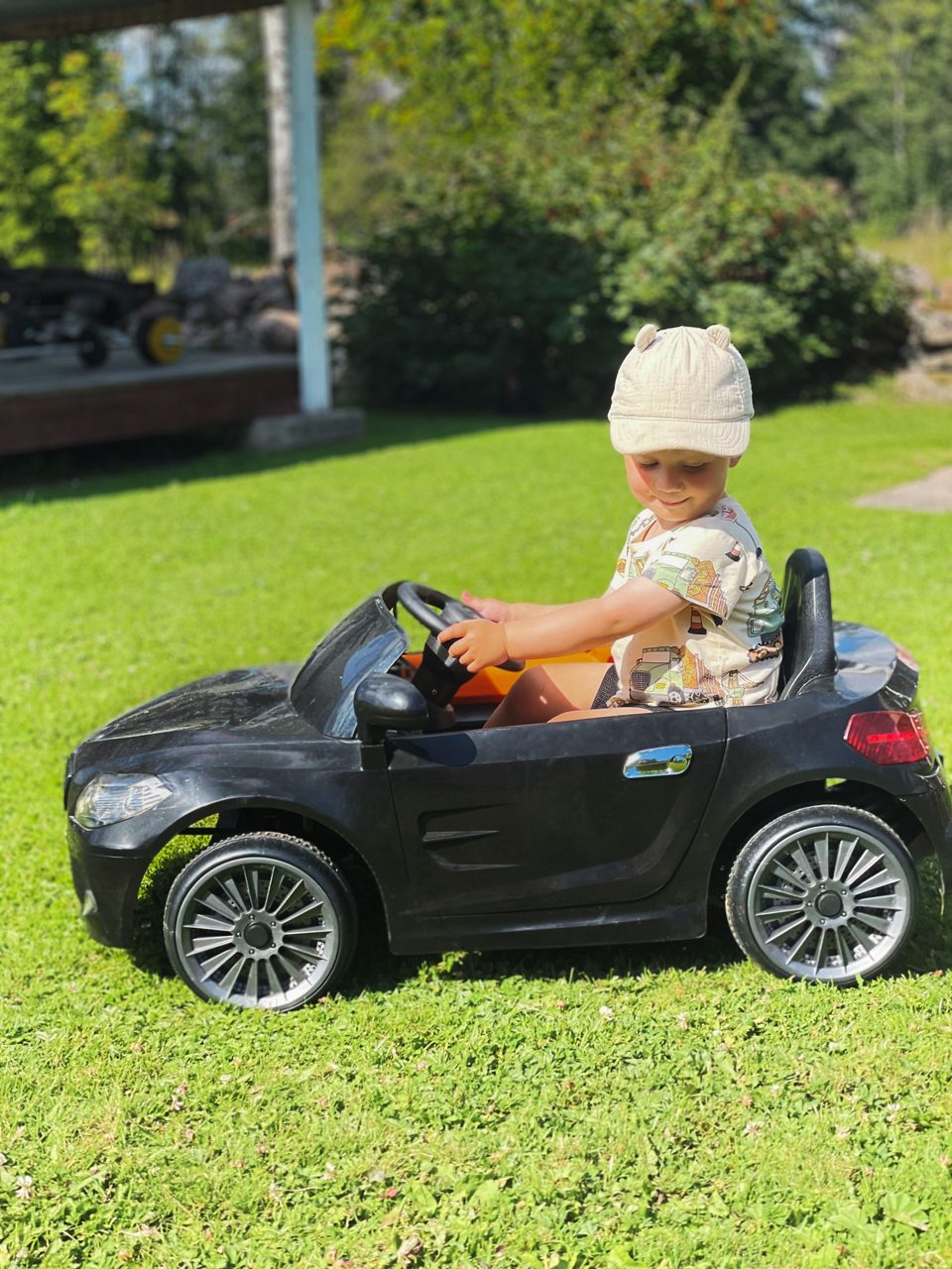 Litet barn kör leksaksbil