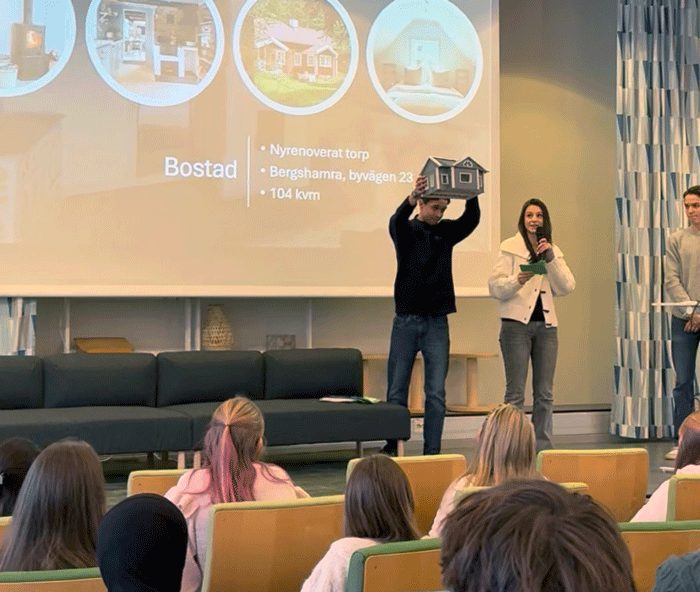 Bild på elever som presenterar på scen