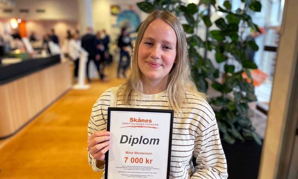 Mina Westesson håller stipendiet Skånes Idrottsledarstipendier i sina händer.