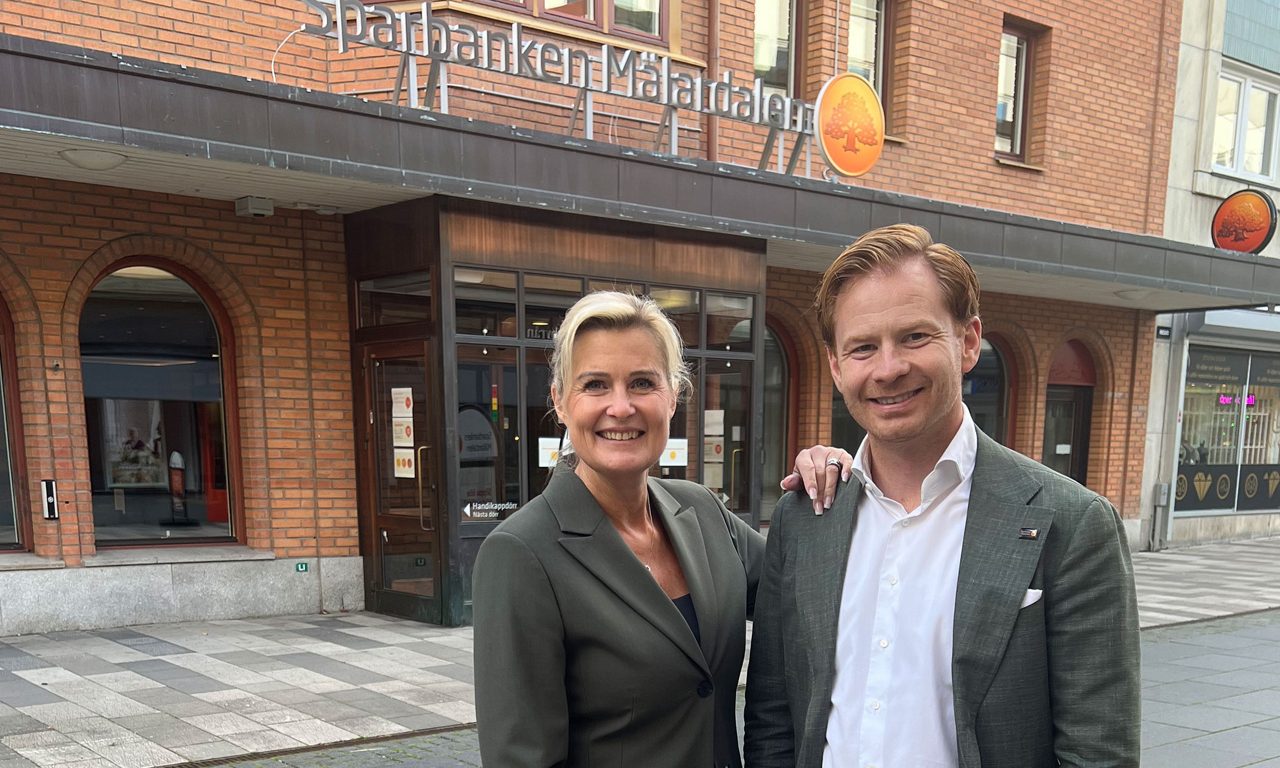 VD och vice VD framför kontorsbyggnad