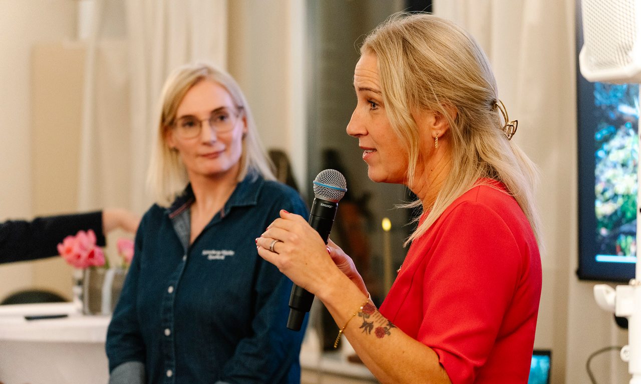 Föreläsare Mia Ingelström pratar från scenen