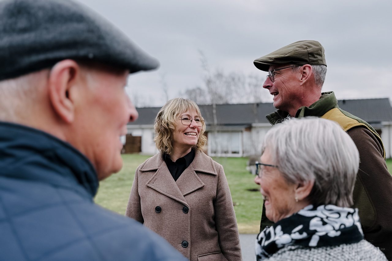 Annette ler åt Tomas