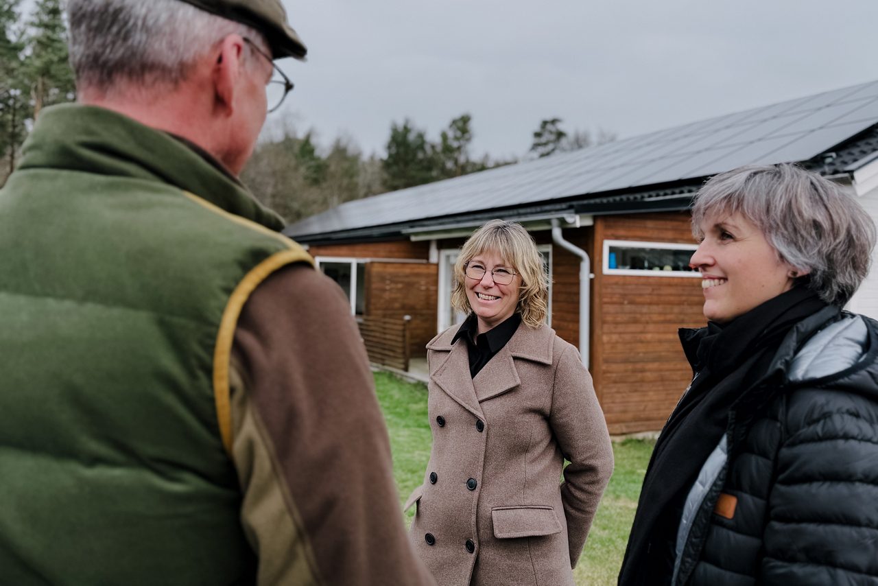 Annette ler, med solpaneler i bakgrunden