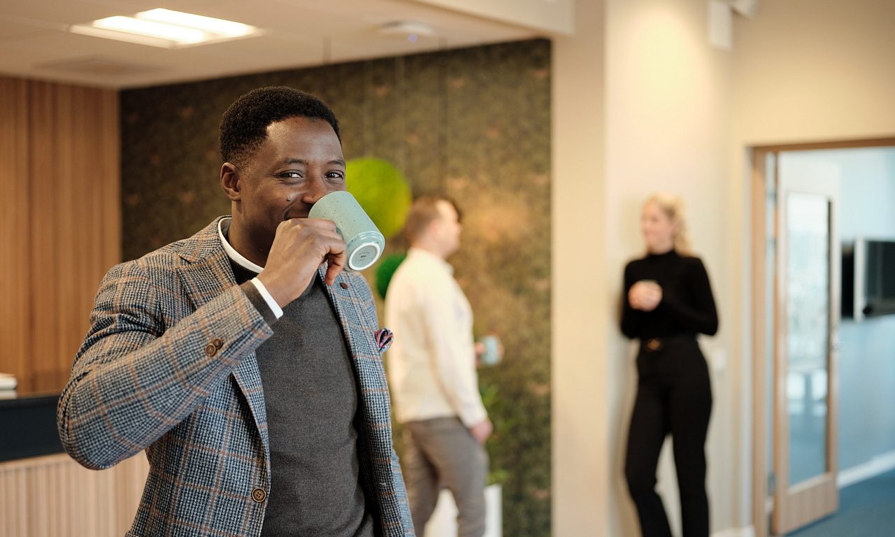 En man som dricker kaffe