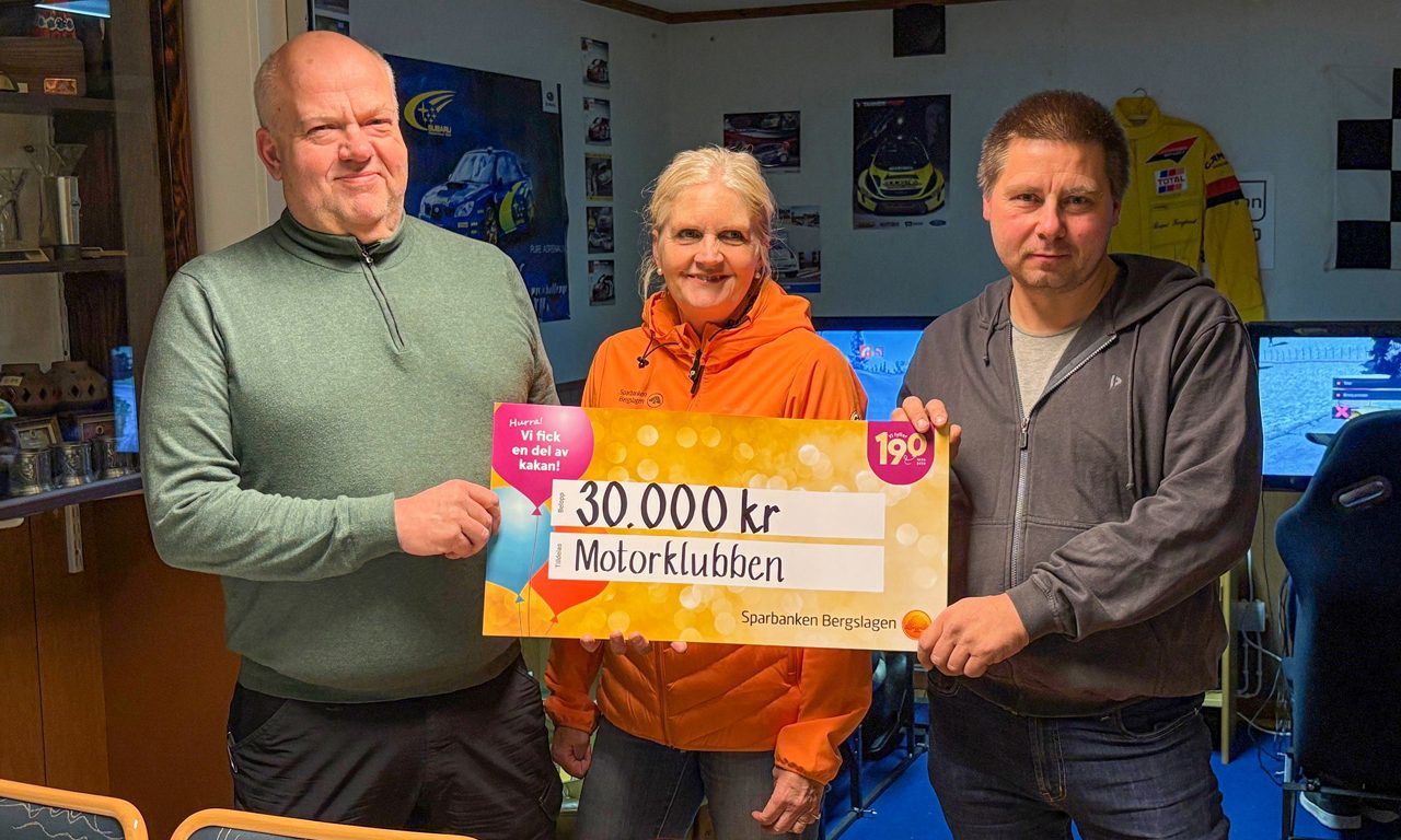 Medlemmar ur motorklubben håller upp sin värdecheck.