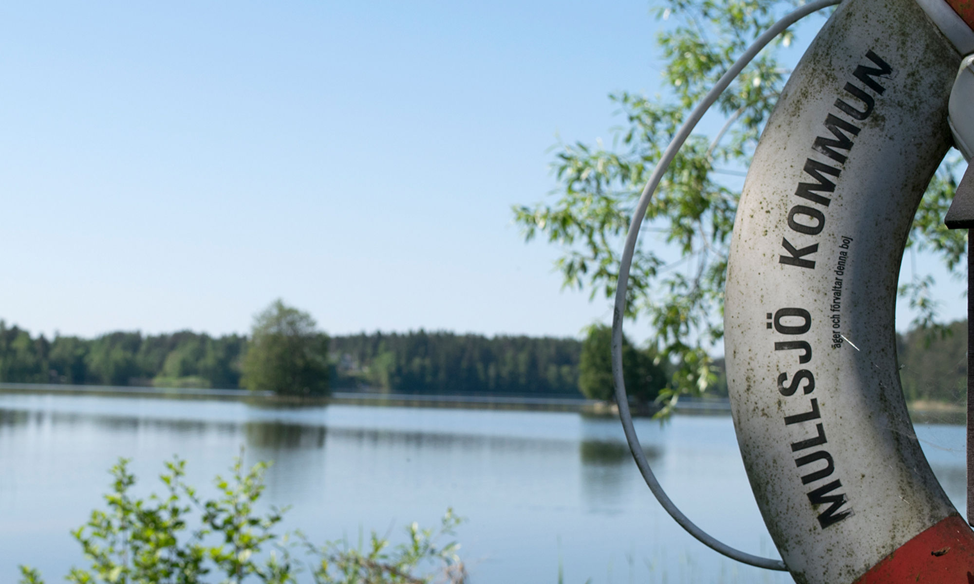 En livboj och Mullsjön en sommardag