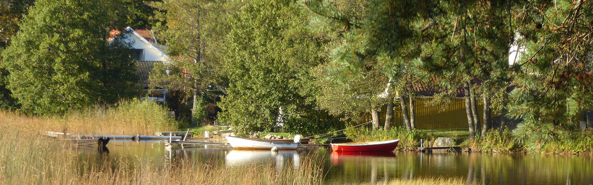Båtar i en sjö vid en brygga