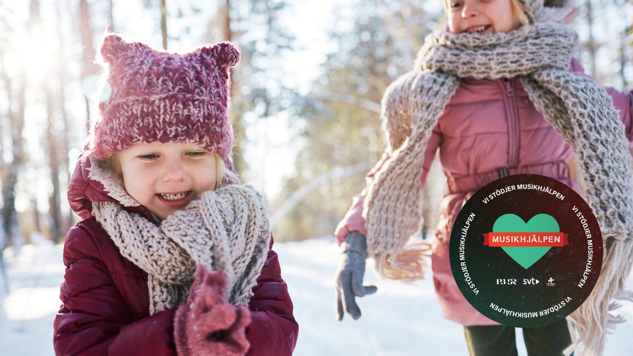 barn som leker i snön