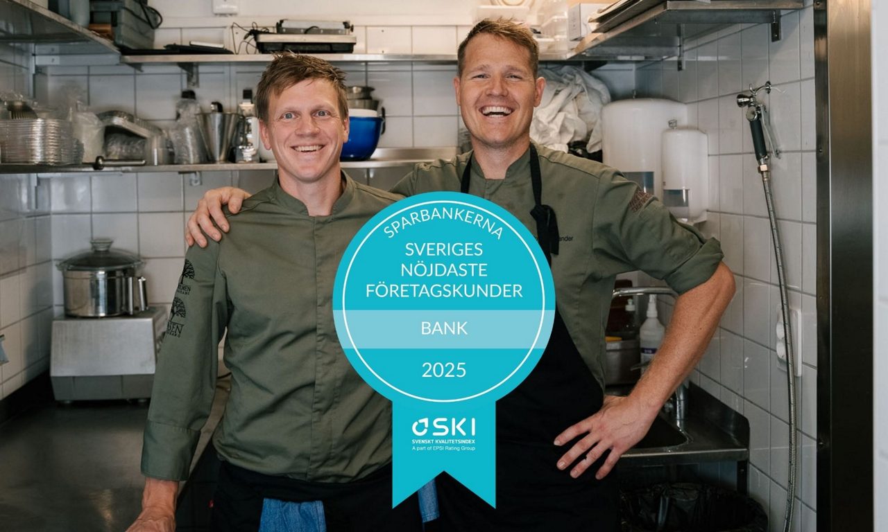 Två kockar ler i kök bakom symbol för Sveriges nöjdaste företagskunder 2025.