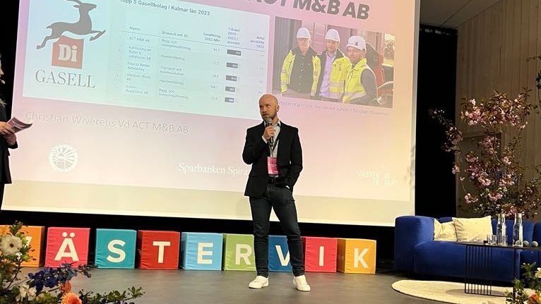Christian Wiveréus, VD på ACT M&B, står på scenen och berättar om den fantastiska företagsresa de har gjort.