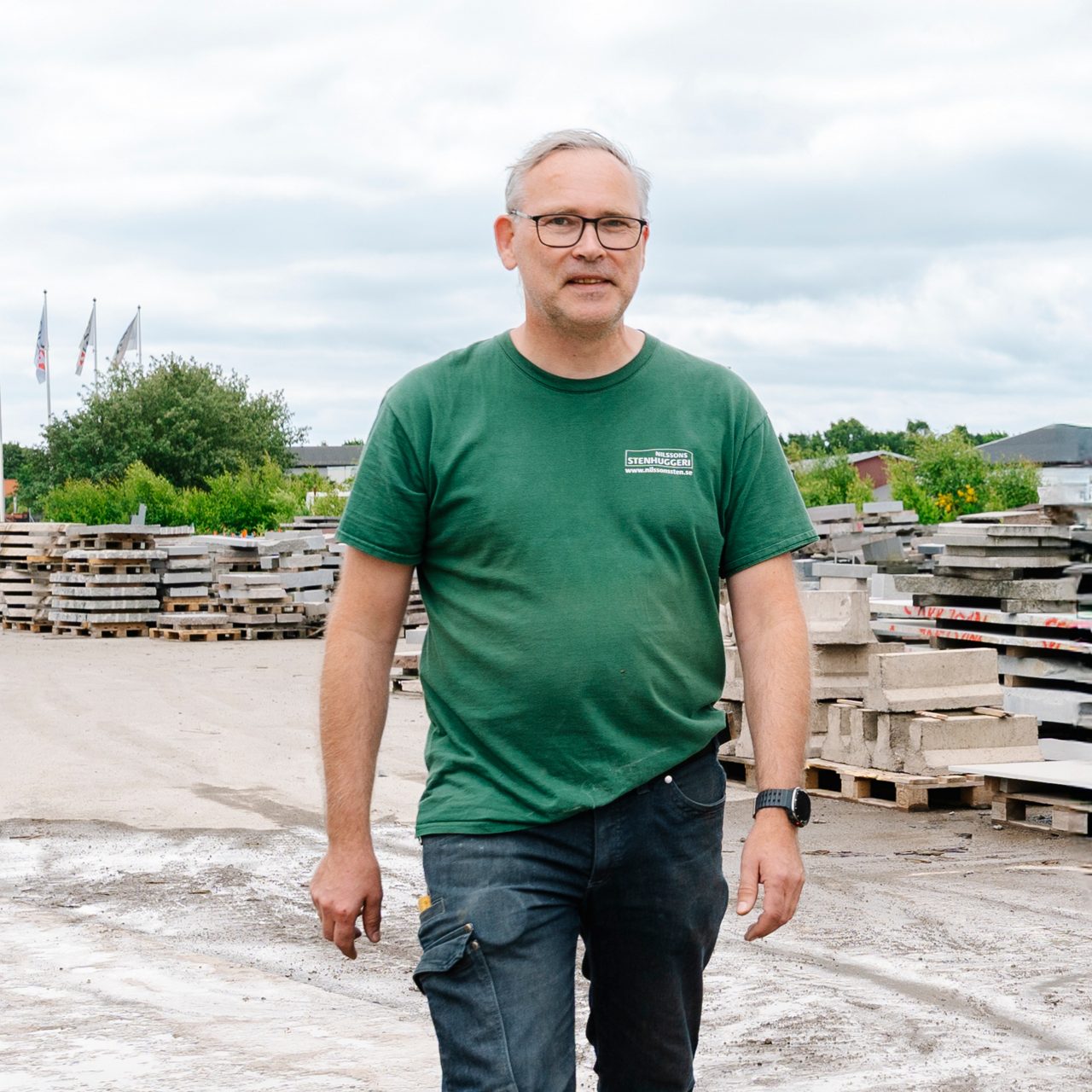 Niklas står på stehuggeriets gård