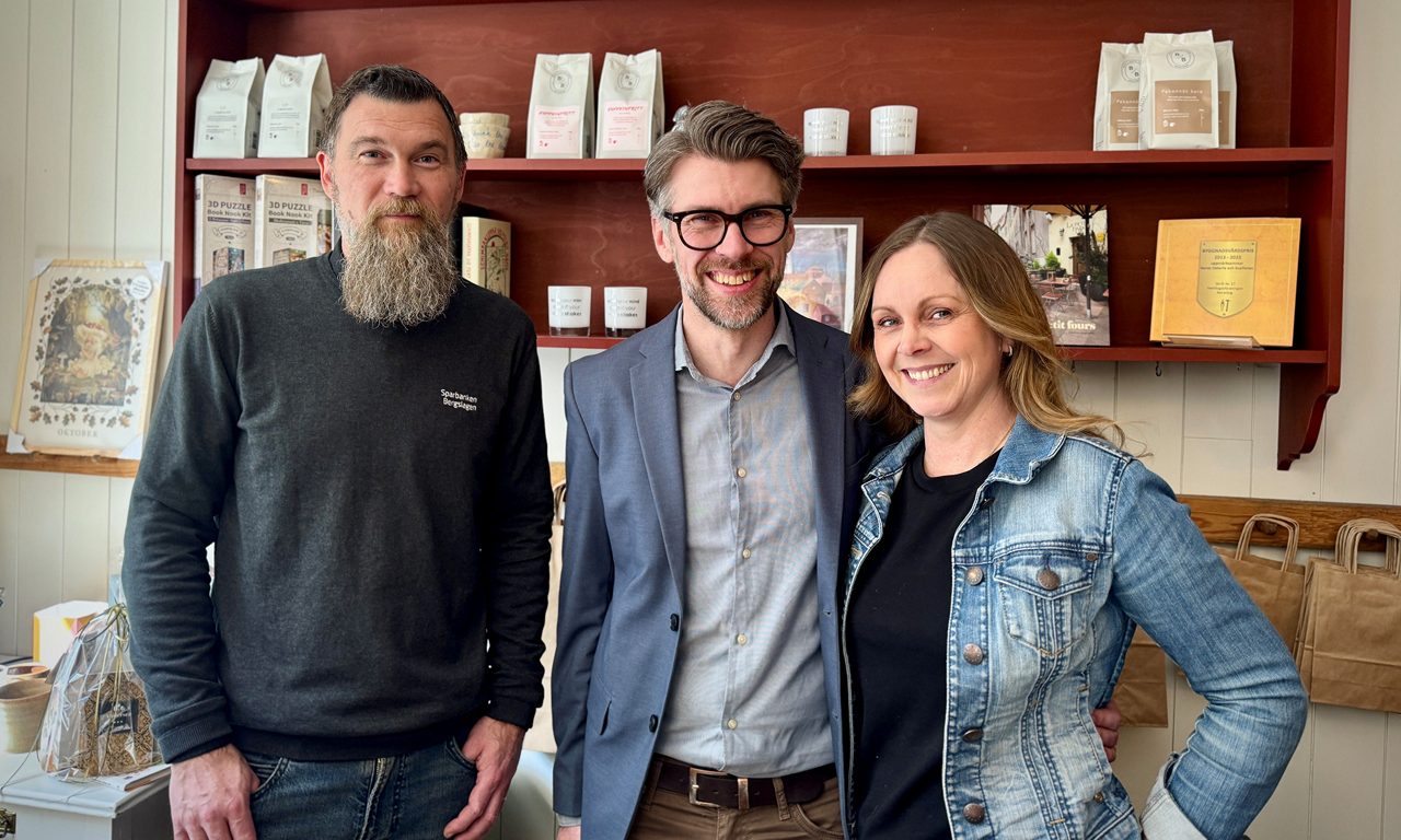 Ola Anderberg från banken står tillsammans med Fredrik Svensson och Linda Björnberg.