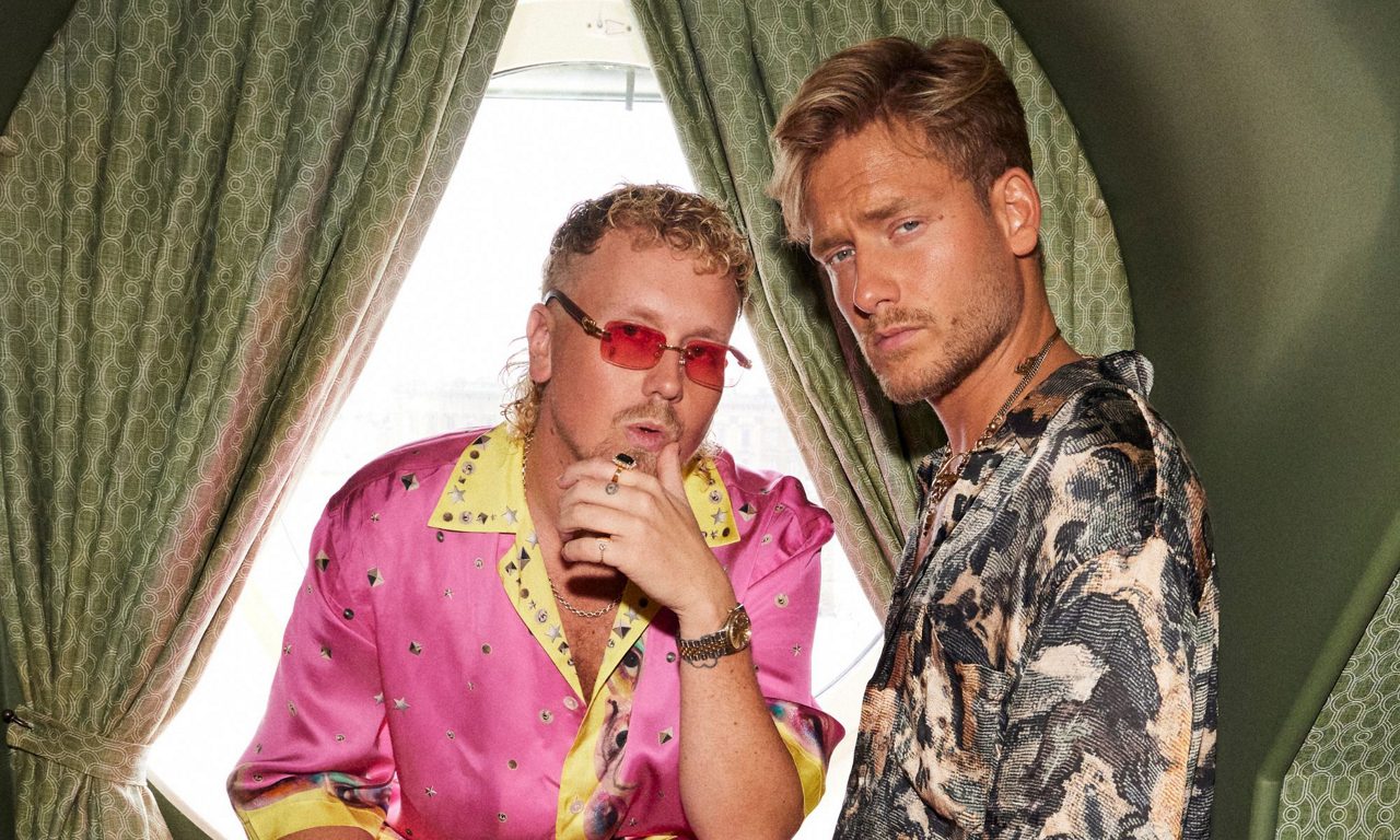 Norlie & KKV poserar och tittar in i kameran