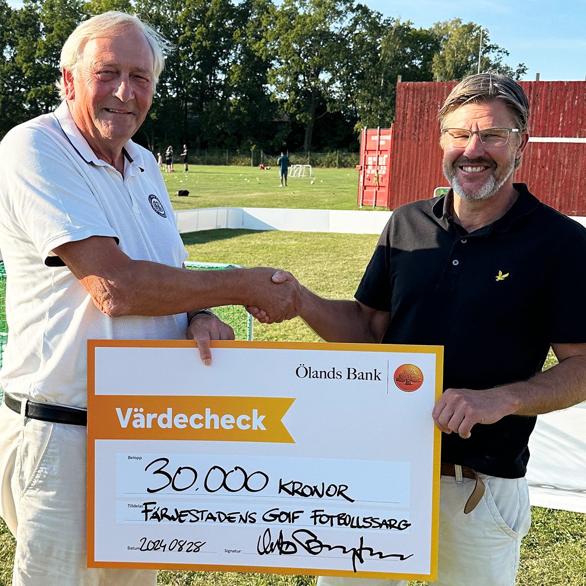 Mats Bengtsson and Magnus Björkegren shaking hands.