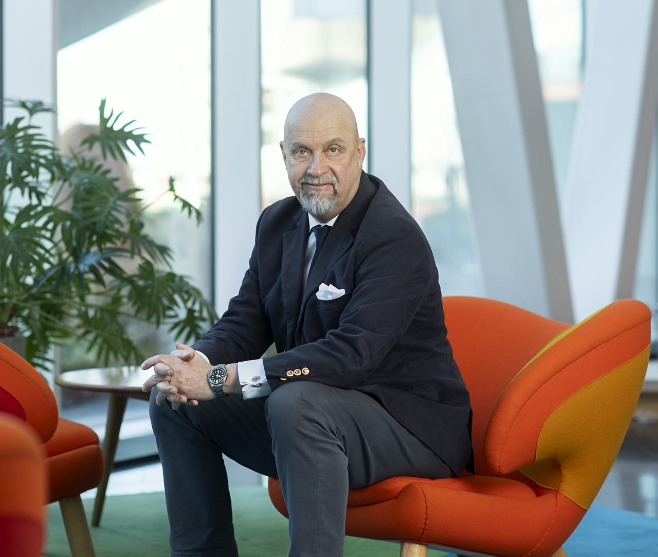 Olof Manner sitter i en fåtölj