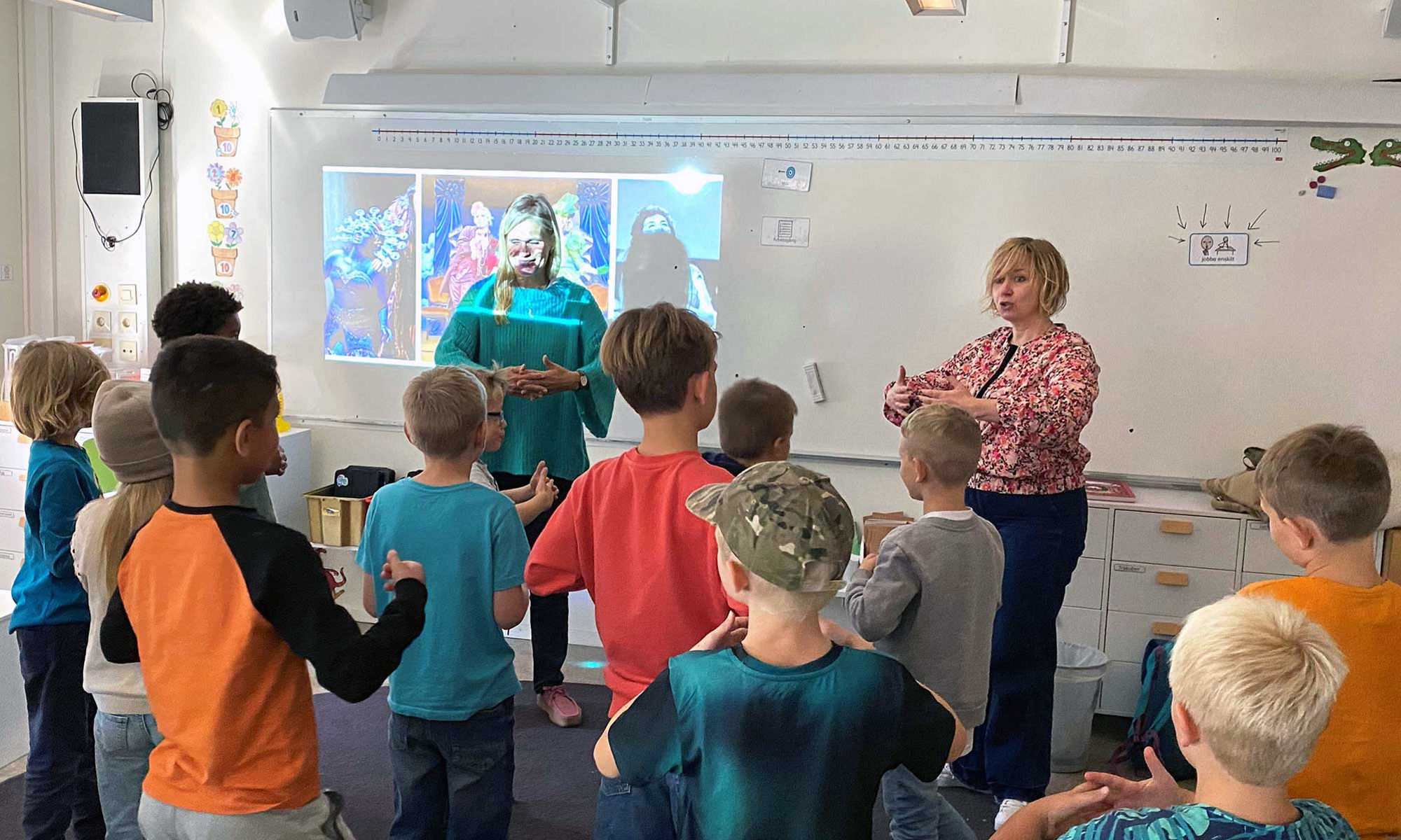 Elever instrueras av pedagoger i ett klassrum i samband med projektet Det stora operaäventyret.