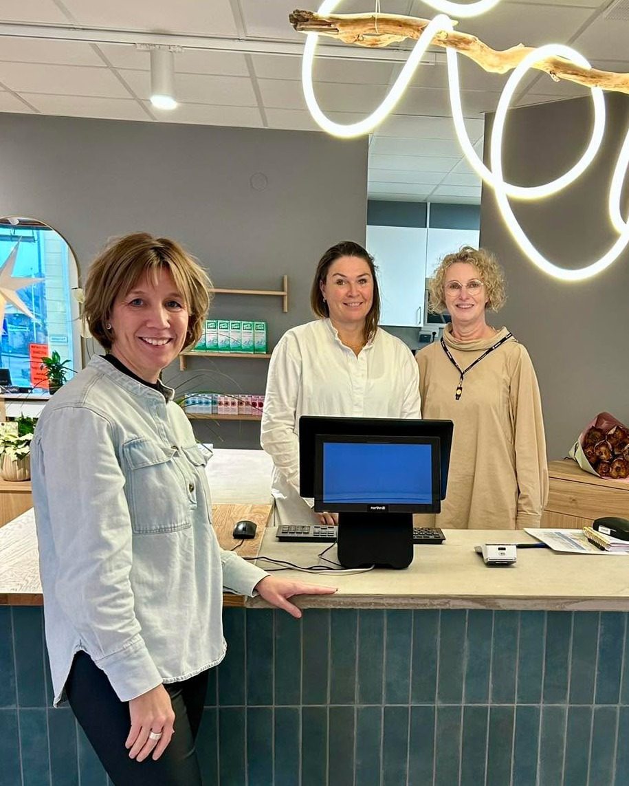 Jessica Olofsson, företagsrådgivare på Sparbanken Tanum tillsammans med två av ägarna till Optikerhuset i Strömstad