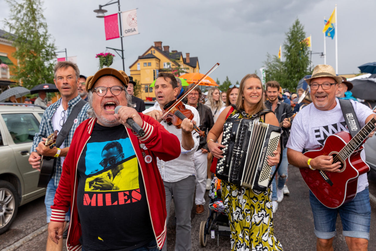Musiker och människor på gatorna i Orsa under Orsayran.