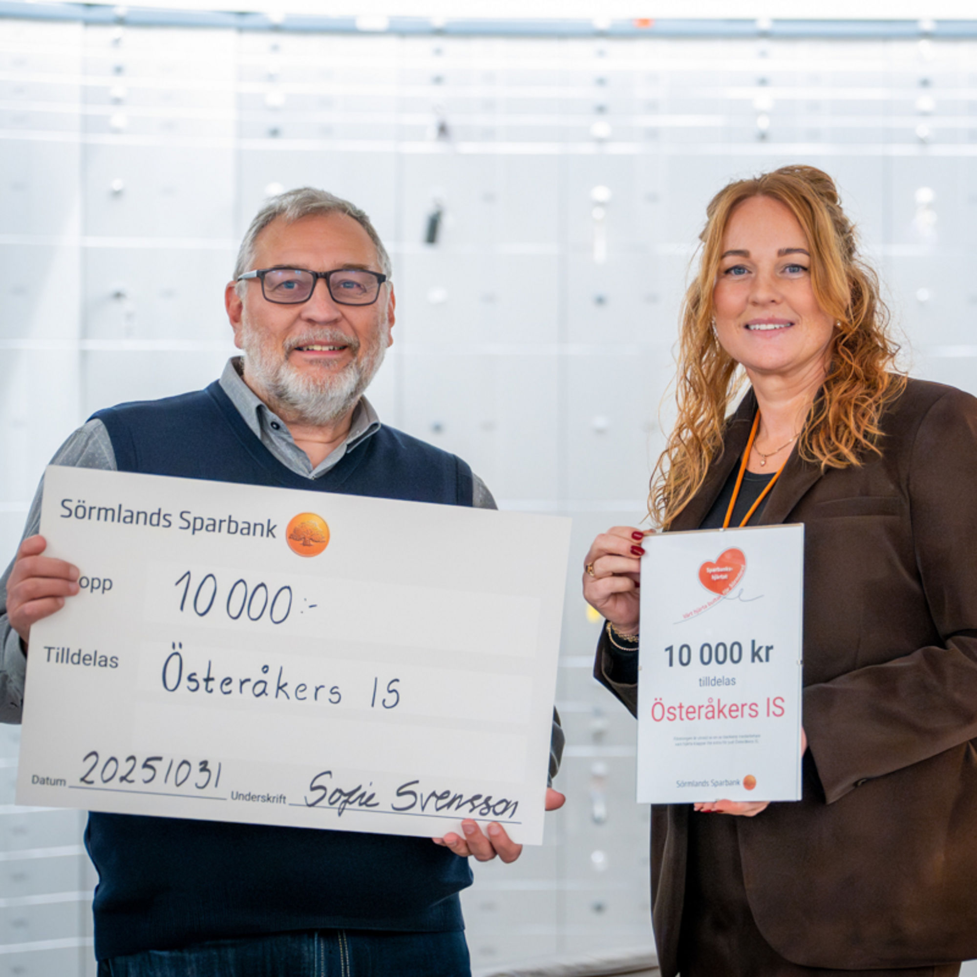 En man och en kvinna med en check