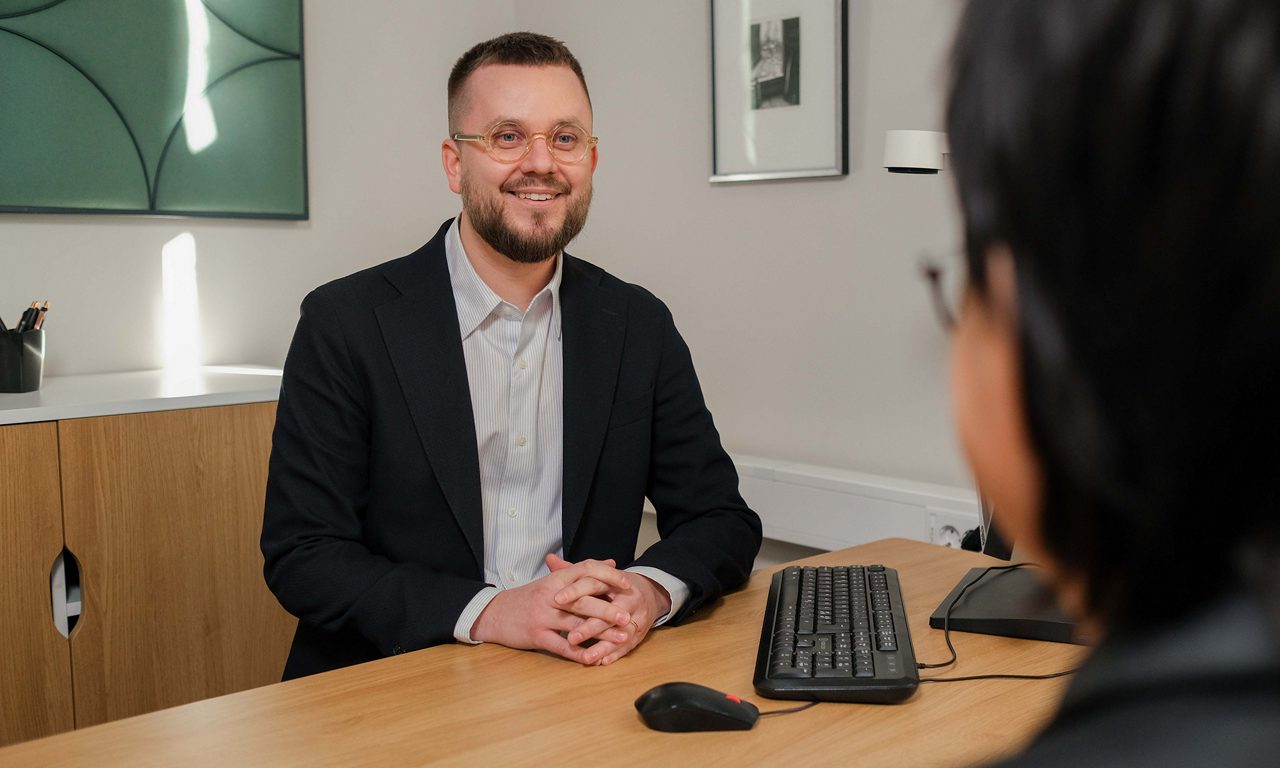 Rådgivningsmöte inne på ett kontor med kund