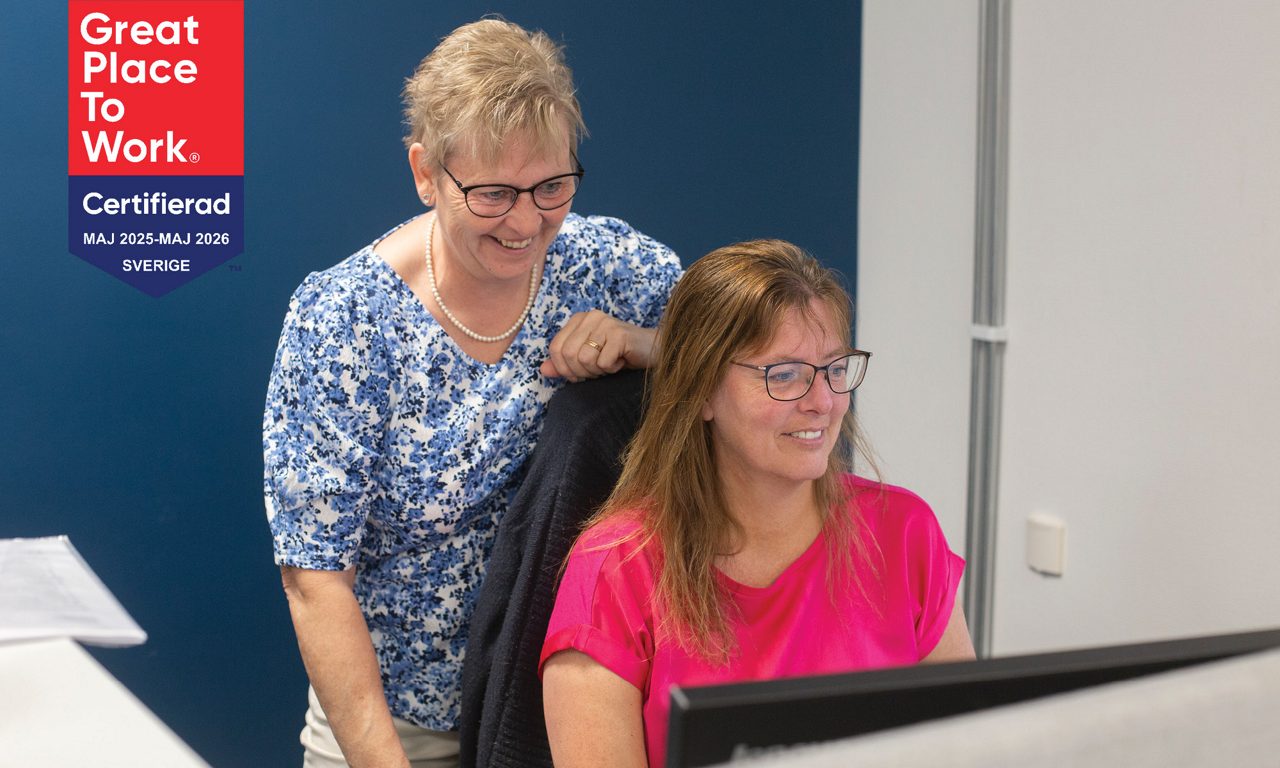 Berit och Marina tittar på datorskärm