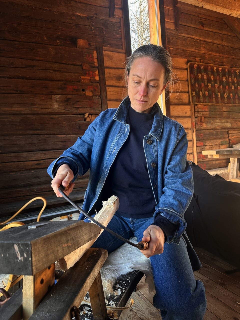 Pernilla Wåhlin Norén täljer i sin ateljé.