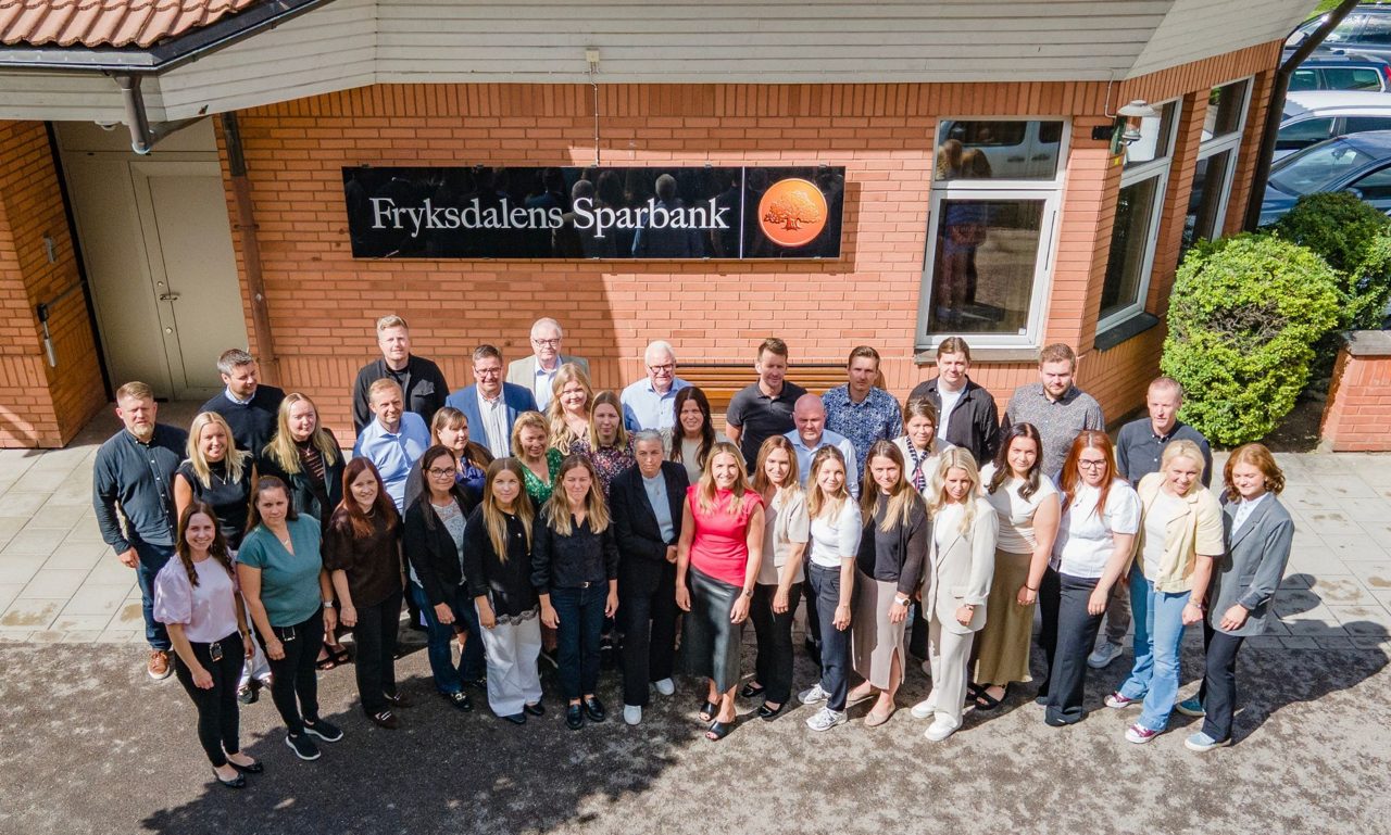 Fryksdalens Sparbanks Sunnekontor med blommande körsbärsträd i förgrunden.