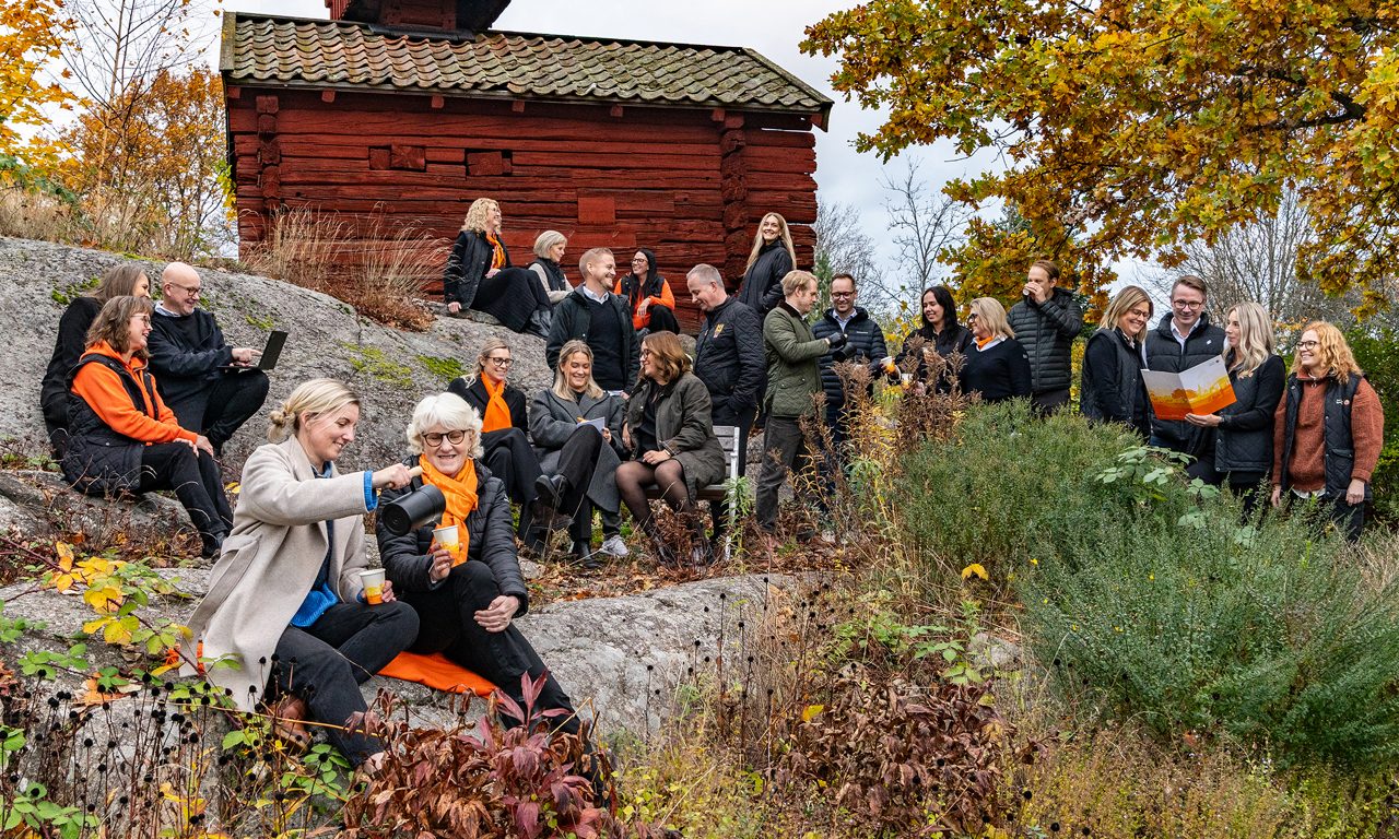 Många människor som står uppdelat på olika sätt.