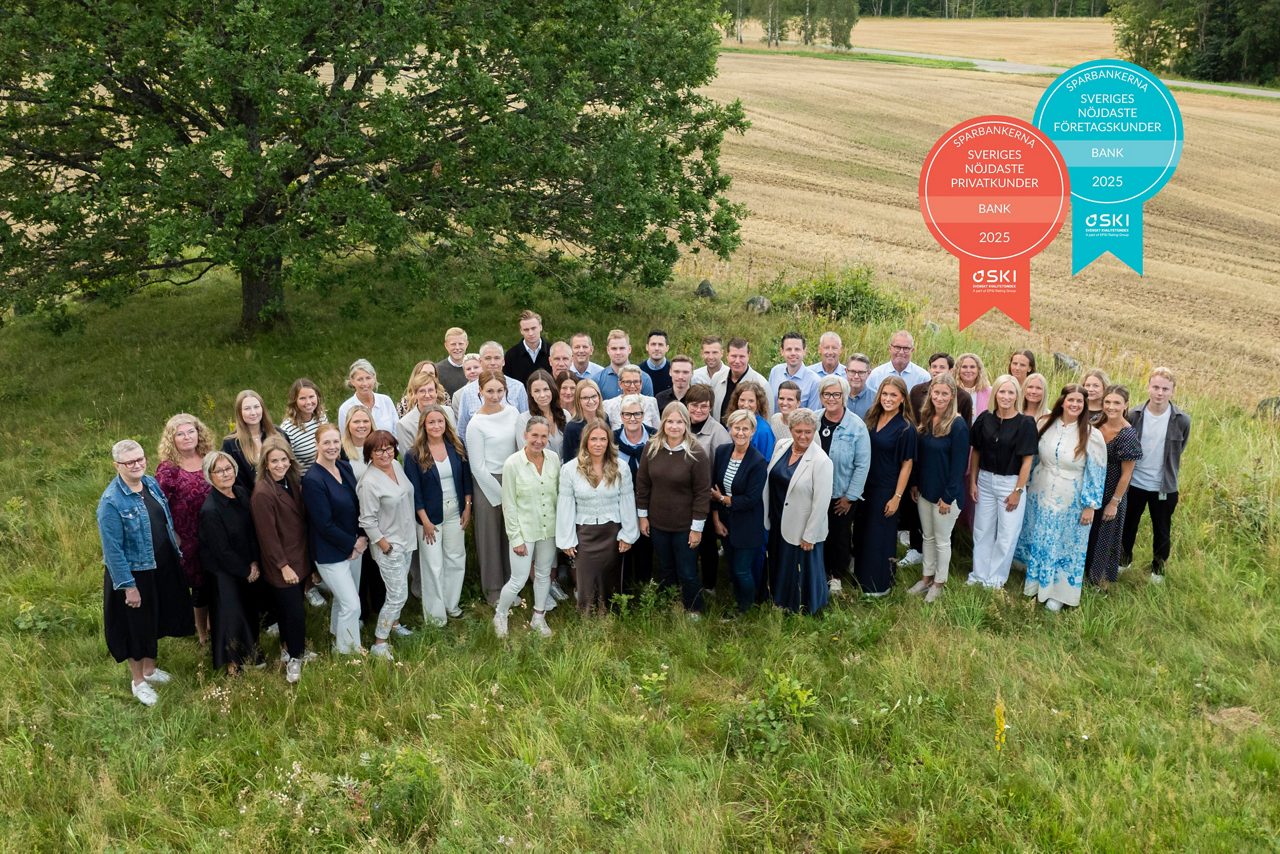 All personal på Tidaholms Sparbank står tillsammans med en stor ek i bakgrunden samt två medaljer från Svensk Kvalitetsindex med utmärkelserna Sveriges nöjdaste kunder hos både privat och företagskunderna.