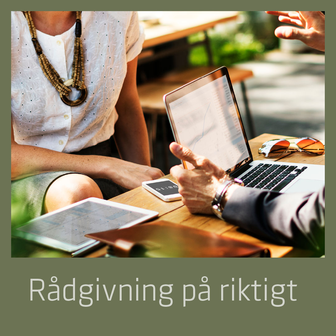 Kvinna och man i kundmöte med laptop mellan sig och tecten "Rådgivning på riktigt"