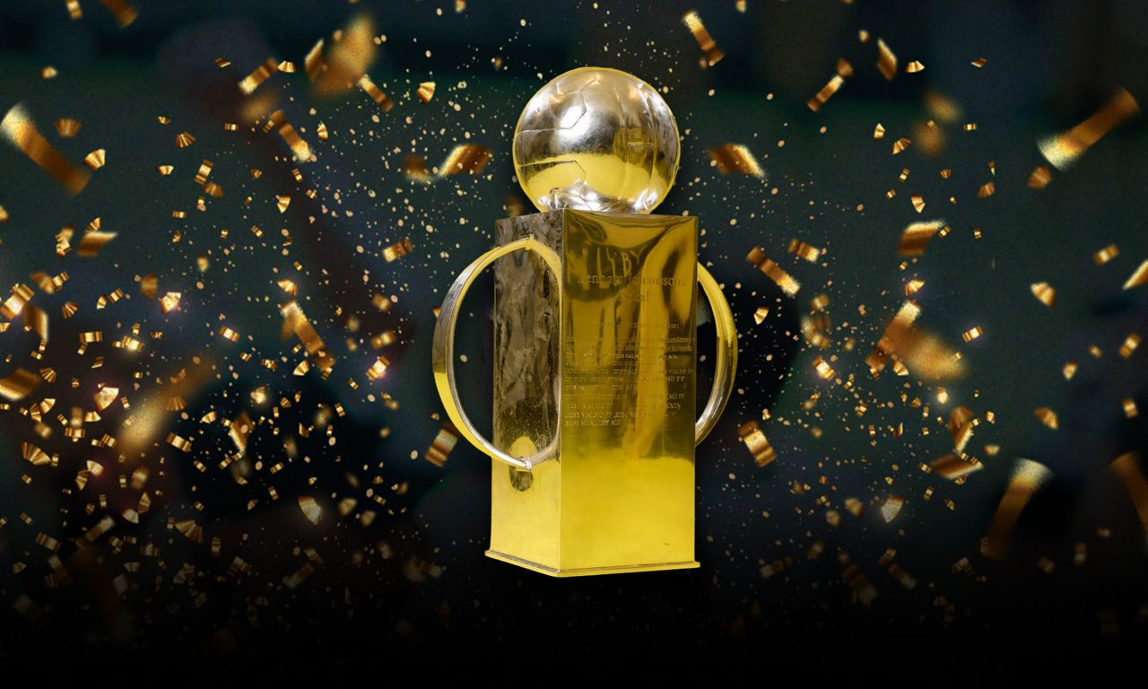 Lennart Johansson pokal med guldkonfetti i bakgrunden