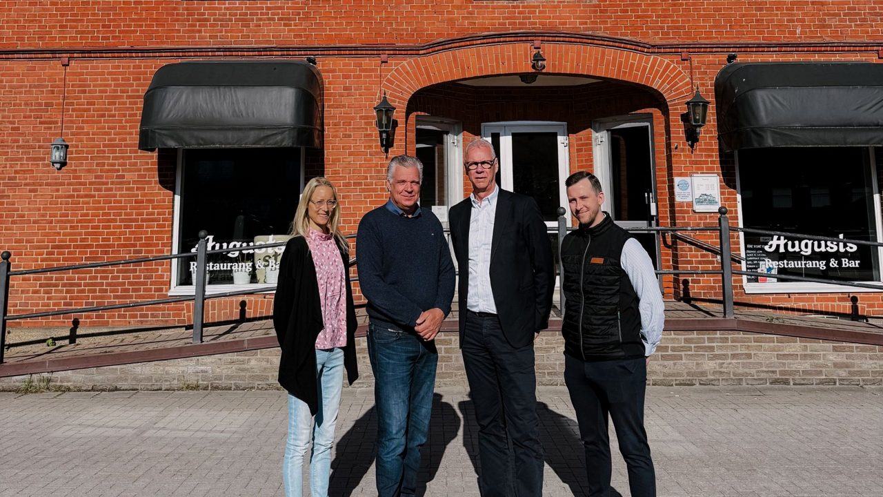 Sara Bengtsson, Peter Varland, Lars Olsson och Anton Ignell utanför Augusthuset i Älmhult.