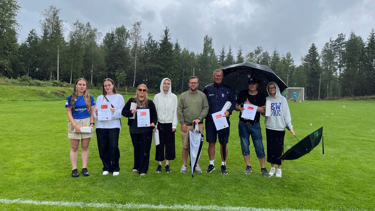 Prisutdelning i supportertävlingen med de åtta tävlande