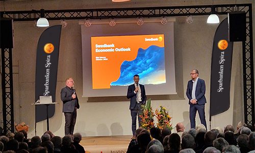 Medarbetare från Sparbanken håller föredrag på ett Private Banking-event.