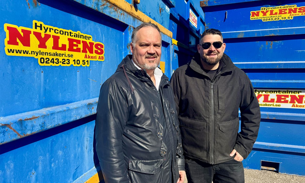 Företagsrådgivaren Jerker Svanström och vd Jörgen Nylén står framför blåa containers.
